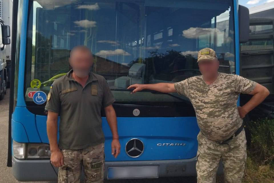 Херсонська громада передала військовим автобус
